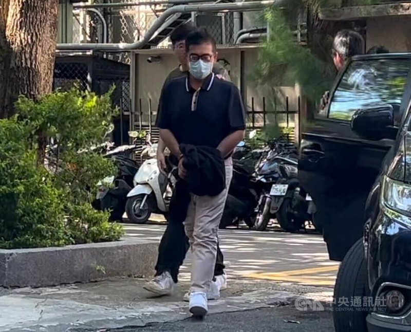 秦姓律師(前)為竹聯幫弘仁會陳姓成員等人的假投資詐欺集團辯護時,涉嫌洩密給其他共犯。台北地檢署17日指揮新北市刑警大隊執行搜索10處,並拘提秦男等人到案。中央社記者謝幸恩攝 114年9月17日