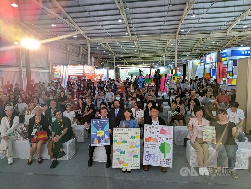 第1屆台灣國際兒少書展18日在台中熱鬧開幕,文化部次長李靜慧(前右4)、台中市文化局副局長曾能汀(前右3)、義大利經濟貿易文化推廣辦事處代表龍博文(Marco Lombardi)(前右5)、民進黨立委何欣純(前右2)等人出席共襄盛舉。中央社記者蘇木春攝 114年9月18日