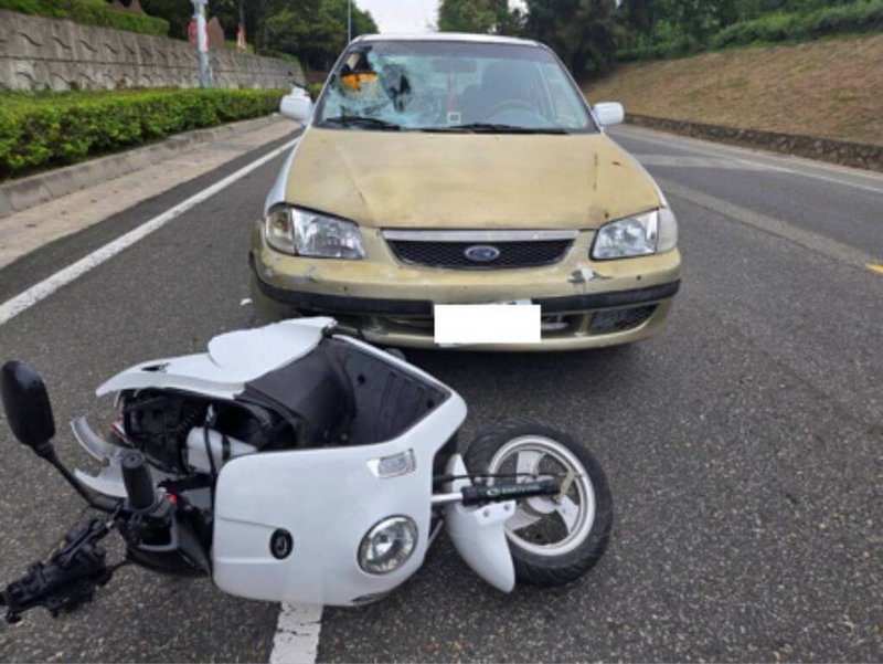 金門縣金湖鎮18日下午發生陸客騎微型電動二輪車遭自小客車追撞事故，騎士頭部受傷陷昏迷，緊急送醫治療；確切肇事原因仍有待調查釐清。（金門縣警察局金湖分局提供）中央社記者吳玟嶸傳真  114年9月18日