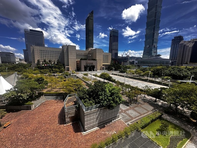 台北市政府規劃改造市民廣場，並以「城市森林」為主軸，都審會討論後通過，公園處表示，針對委員建議將修正後送案再審，預估2028年底完工。圖為市民廣場現況。中央社記者劉建邦攝　114年9月18日