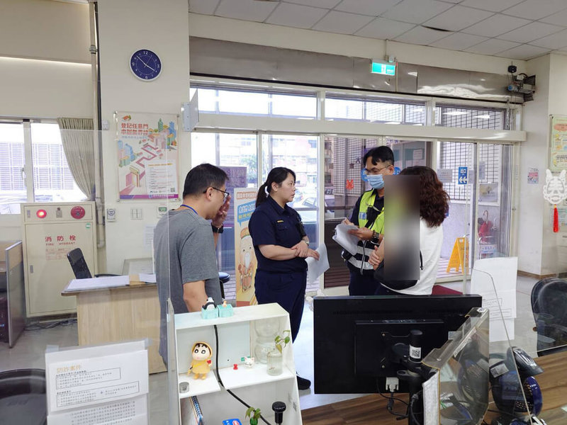 台中張姓女子日前誤信網路上不明代辦公司話術,到地政事務所辦理房產設定抵押,但實際取得貸款金額差距甚大,事務所人員發現為「假代辦、真詐騙」手法,通報警方到場聯手阻詐。(台中市府提供)中央社記者蘇木春傳真 114年9月18日