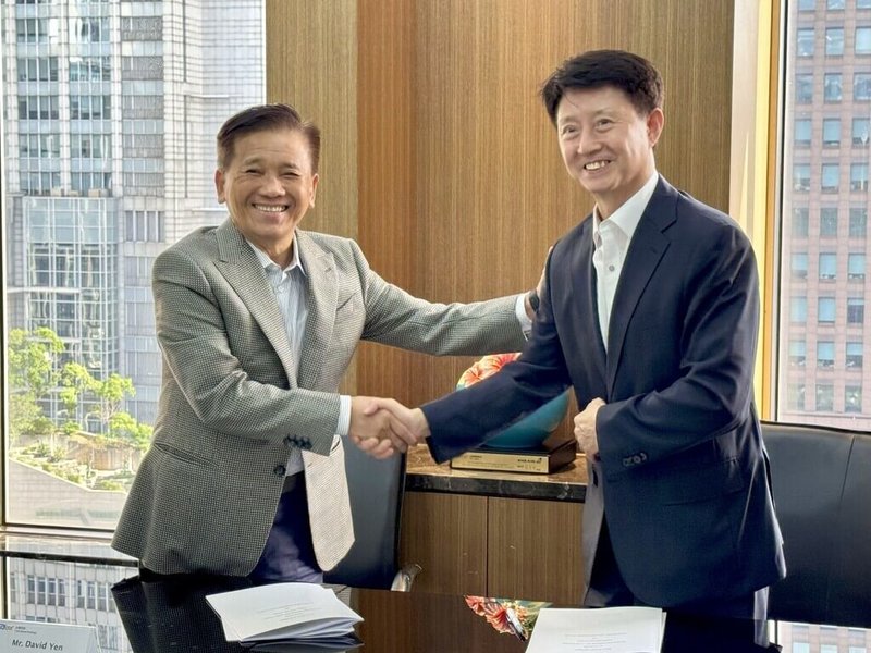 台驊完成收購韓國貨運承攬公司SKYMASTER，台驊將取得其100%股權，圖左至右為台驊集團創辦人顏益財、SKYMASTER總裁JINNAM MOON。（台驊提供）中央社記者江明晏傳真  114年9月18日