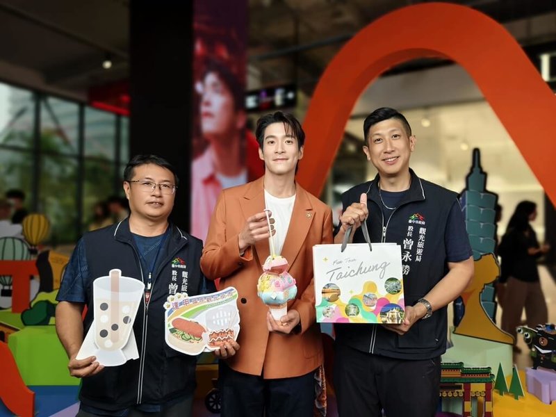 今年擔任台灣觀光大使的泰國當紅男神Alek Teeradetch（中）在旅展演出，讓更多人認識台中觀光亮點。（台中市政府提供）中央社記者趙麗妍傳真 114年9月18日