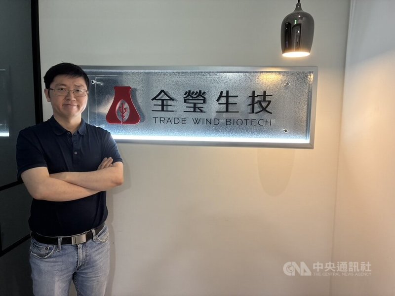 全瑩生技創辦人暨執行長張瑞仁運用合成生物學加上細胞編輯技術,製成天然蝦紅素。中央社記者陳政偉攝 114年9月18日