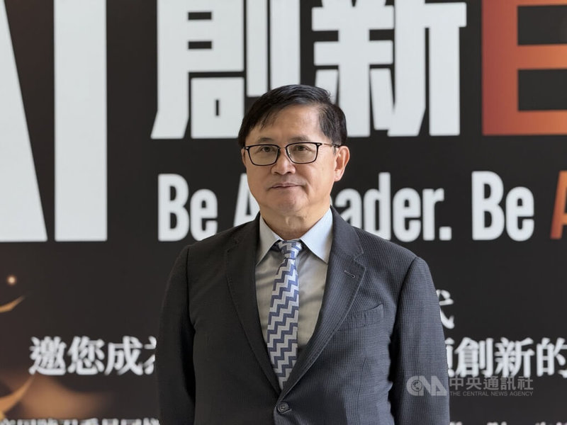 代工廠和碩董事長童子賢18日出席商周舉辦的AI新贏家高峰會受訪表示，目前折疊手機面臨2大挑戰，第一是折疊轉軸與螢幕連接的機構問題，其次是折疊後厚度增加，雖然總體積不變，但犧牲了輕薄性。中央社記者吳家豪攝　114年9月18日