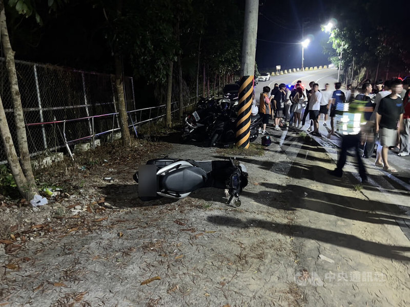 黃姓男子17日晚間騎機車行經台中霧峰區吉峰東路，疑因過彎失控，碰撞路旁停放的6輛機車，並造成黃男及看夜景的民眾共6人受傷，肇事原因待警方調查釐清。（翻攝照片）中央社記者蘇木春傳真  114年9月18日