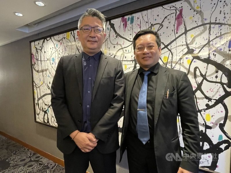 工業槍釘大廠駿吉控股-KY轉型布局記憶體和半導體設備,新團隊入主後,18日首次亮相。圖為駿吉-KY董事長胡德立(右)、台灣駿吉科技董事長陳志德(左)。中央社記者鍾榮峰攝 114年9月18日
