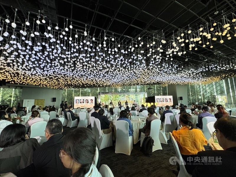 世界設計商業論壇18日在新加坡濱海灣花園登場,設計界等領域人士出席。中央社記者吳昇鴻新加坡攝 114年9月18日
