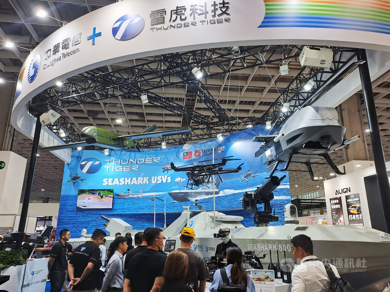 台北國際航太暨國防工業展18日登場，雷虎科技展出無人機、無人艇及蜂群攻擊無人車。中央社記者潘智義攝  114年9月18日