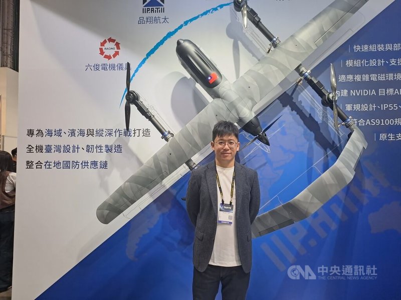台北國際航太暨國防工業展18日登場,翔隆航太執行長李奕儒指出,代理美國、北約及以色列軍隊現役使用無人機來台,也推出自行研發的無人機,將參與國防部標案外,也將外銷給國外廠商在當地組裝台製無人機,看好無人機國內外市場。中央社記者潘智義攝 114年9月18日