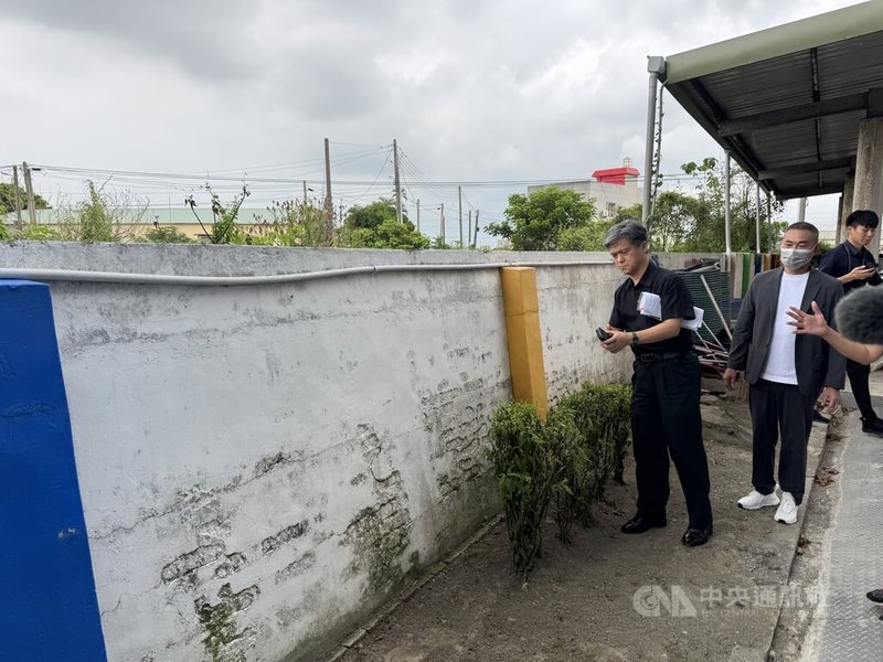 日前颱風豪雨襲台，雲林縣沿海多所學校校舍受損，國民黨立委丁學忠（左2）邀請國教署長彭富源（左）等人針對學校災後復建工程進行會勘，在元長鄉忠孝國小視察圍牆傾斜情形。中央社記者姜宜菁攝  114年9月18日