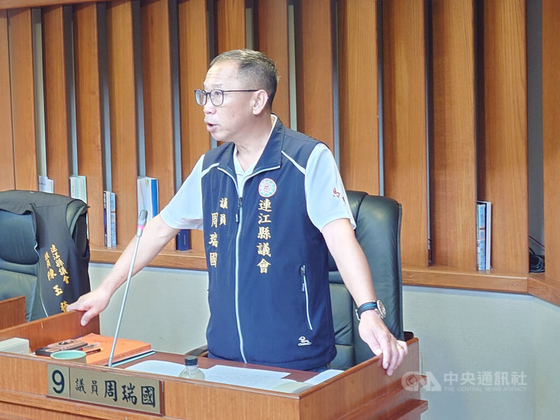 連江縣議會臨時會18日審查交通旅遊局114年度第1次追加減預算案，國民黨籍議員周瑞國（圖）強調，縣府將預算送議會審查時，應主動說明內容並與議員溝通，讓民眾清楚了解追加減預算理由。中央社記者潘欣彤攝　114年9月18日