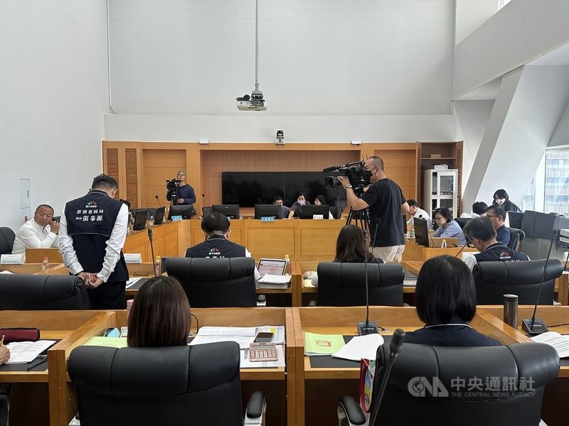 台中市議會財經委員會18日審議民進黨團提案市府普發現金新台幣5萬元，民進黨籍市議員指出，市庫歲入增加、稅收超徵，應以普發現金回饋市民；國民黨、民眾黨市議員認為要先考量重大建設，最後決議市府研議辦理。中央社記者趙麗妍攝　114年9月18日