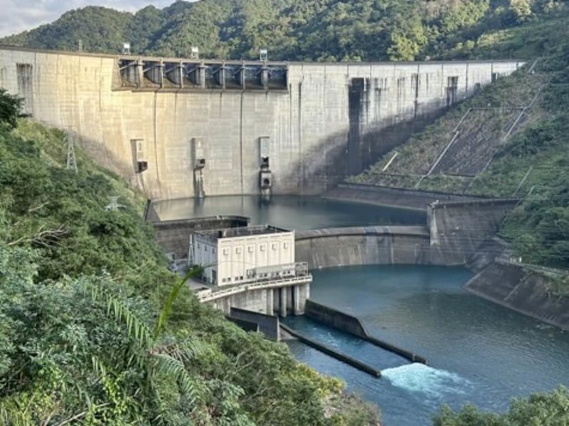 台北翡翠水庫管理局表示，林口火力發電廠機組故障，影響電力供應，台電今天緊急請求支援，翡翠水庫已配合啟動，延長發電為15小時共2天，期盼支援台電穩定供電。（翡管局提供）中央社記者劉建邦傳真　114年9月18日