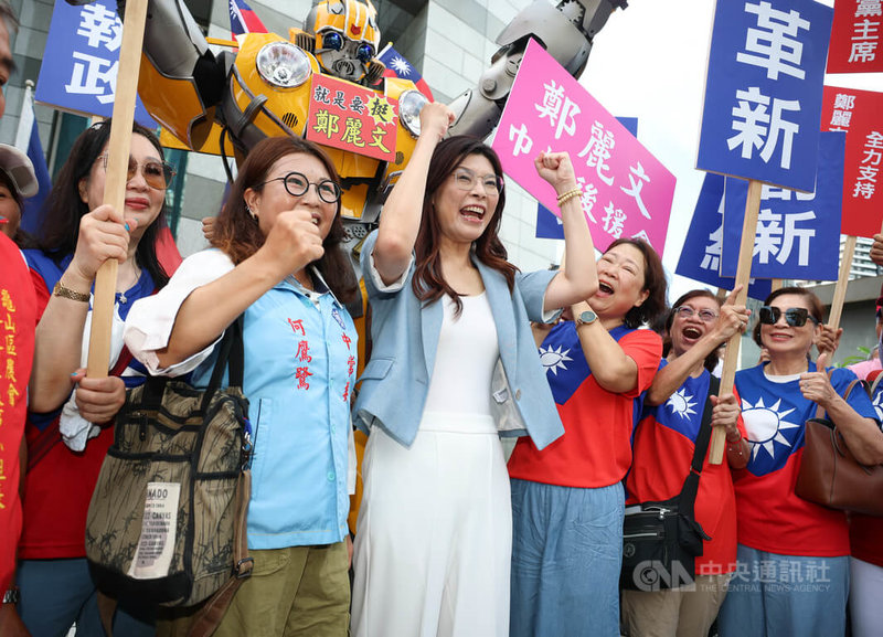 國民黨主席10月18日改選,9月15日至19日辦理領表登記作業。已完成領表作業的前國民黨立委鄭麗文(前左3)18日前往中央黨部登記參選,受到支持者熱情歡迎。中央社記者謝佳璋攝 114年9月18日