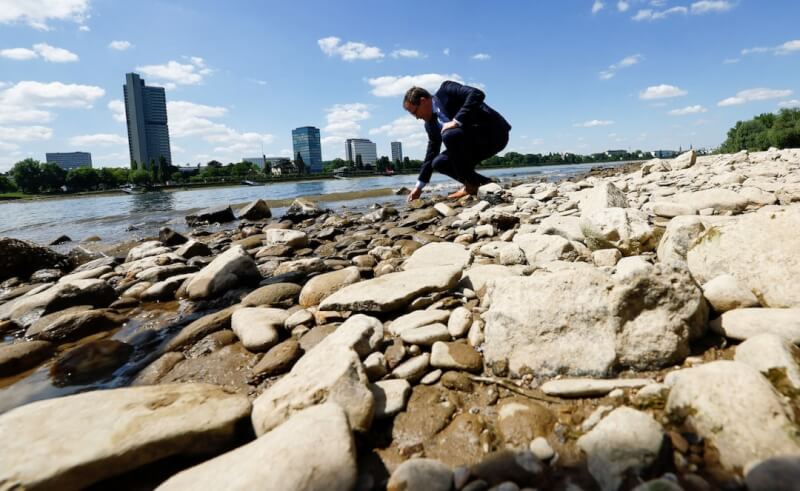 圖為7月德國萊茵河河床乾涸。（路透社）