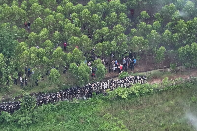 泰國士兵和防暴警察在泰國沙繳府泰柬邊境附近與柬埔寨民眾對峙。（Royal Thai Army/Handout via 路透社）