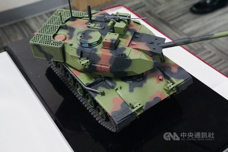 中科院18日與美商Leonardo DRS簽署合作備忘錄,合作提升「射、砲控及觀瞄系統」升級套件銷售。圖為現場展出、疑似未來的M60A3構型。中央社記者游凱翔攝 114年9月18日