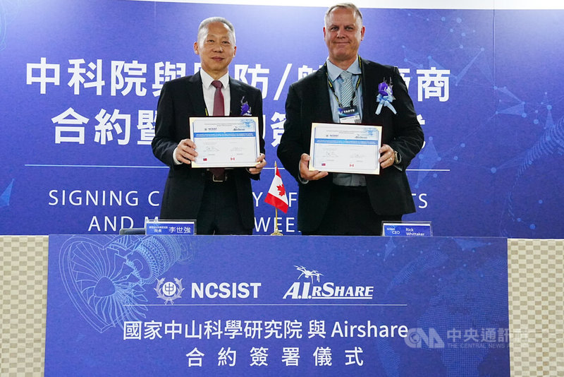 中科院長李世強中將（左）18日與Airshare執行長Rick Whittaker（右）簽署合約，導入Interceptor UX彩帶式火箭彈。中央社記者游凱翔攝  114年9月18日
