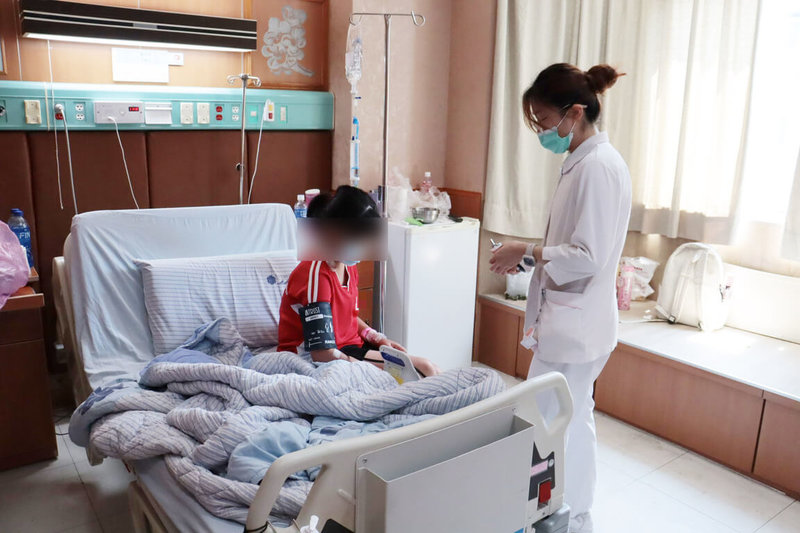 9歲黃姓女童感染A型流感，小腿持續疼痛，7天後轉診到彰化醫院，檢查出橫紋肌溶解症；醫師指出，女童可能感染A流後仍劇烈運動，引發細胞壞死，籲民眾感染流感最好多休息。（彰化醫院提供）中央社記者吳哲豪傳真 114年9月18日
