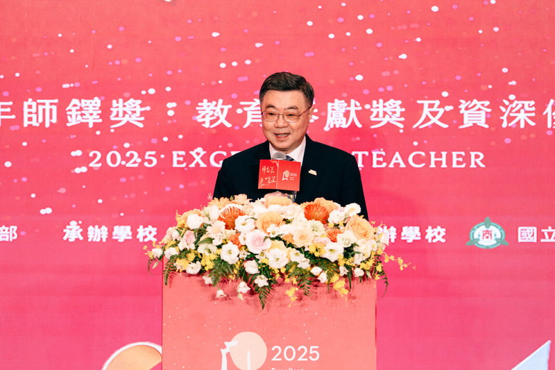 114年師鐸獎、教育奉獻獎及資深優良教師表揚大會18日在台北喜來登大飯店舉行。行政院長卓榮泰（圖）出席致詞向獲獎教師表達敬意。（教育部提供）中央社記者王騰毅傳真　114年9月18日