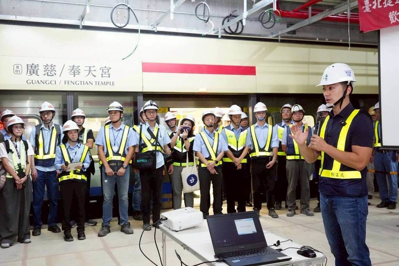 台北市長蔣萬安(前右)18日視導捷運信義線東延段動態測試及工程,體驗從象山站搭乘至廣慈/奉天宮站,並指出,這段長1.4公里的路線已邁入通車倒數階段,目前工程進度達87%。(台北市政府提供)中央社記者陳昱婷傳真 114年9月18日