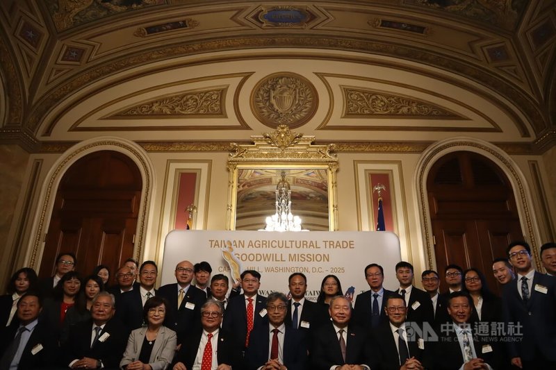 台灣農產品訪問團17日在美國國會山莊與美方業者簽署意向書。中央社記者鍾佑貞華盛頓攝 114年9月18日