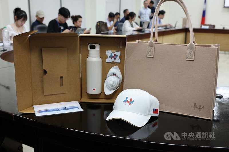 國慶籌備委員會18日展示114年國慶禮賓紀念品,除了棒球帽外,首創以禮盒將徽章、保溫瓶、方巾及口罩搭配呈現,還特別將毛巾摺成玫瑰花。中央社記者郭日曉攝 114年9月18日