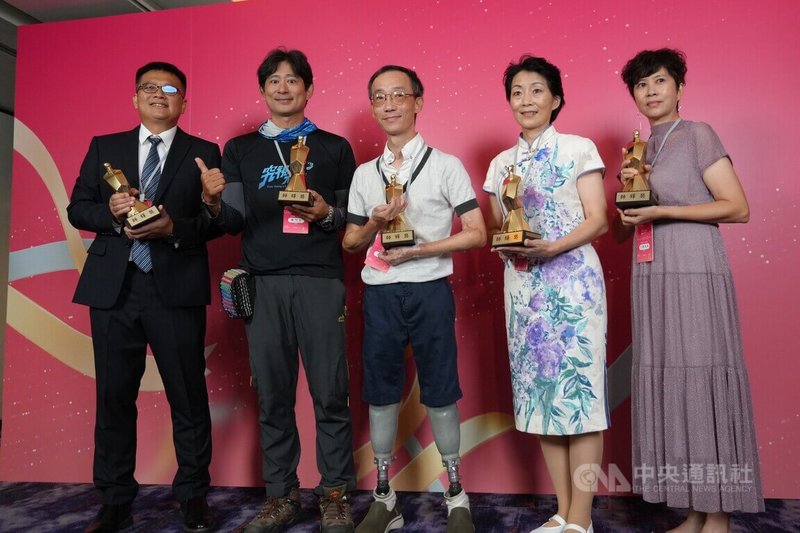 114年師鐸獎18日頒獎，共有72名教師獲得殊榮。左起新北市三多國小教師江彥麟、基隆市安樂高中教師黃乃文、中山大學企管系副教授王致遠、桃園市會稽國中教師倪同娟、花蓮高商教師江曾為美。中央社記者陳至中台北攝　114年9月18日