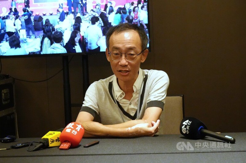 114年師鐸獎18日頒獎,共有72名教師獲得殊榮。中山大學企管系副教授王致遠(圖)受訪時提到,台灣大專的設計下,容易導致「沾醬油」式的學習,盼制度能夠改善,學生也能思考如何更好的學習。中央社記者陳至中台北攝 114年9月18日