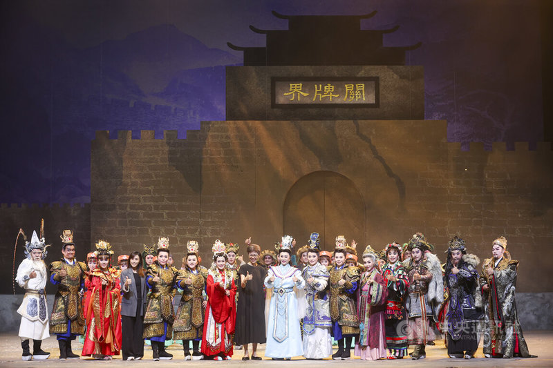 明華園戲劇總團重推首席編導陳勝國的經典劇作「界牌關傳說」，由新生代接棒演出，20、21日將重返台北國家戲劇院。中央社記者鄭清元攝  114年9月18日