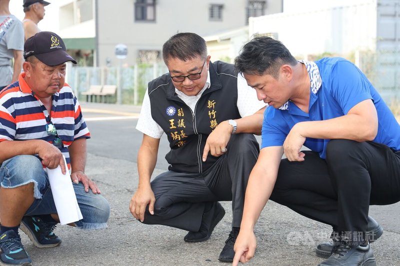新竹縣副議長王炳漢（中）18日指出，竹北市蓮花路與鳳岡路5段常有重車行經，路面已有龜裂且標線磨損不清，他協調縣府工務處等會勘，加速研議施工改善。中央社記者郭宣彣攝  114年9月18日