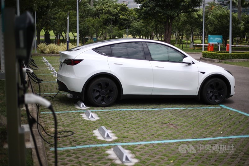 圖為電動車進行充電。（中央社檔案照片）