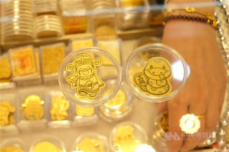 圖為上海豫園附近的黃金專賣店。 （中央社檔案照片）
