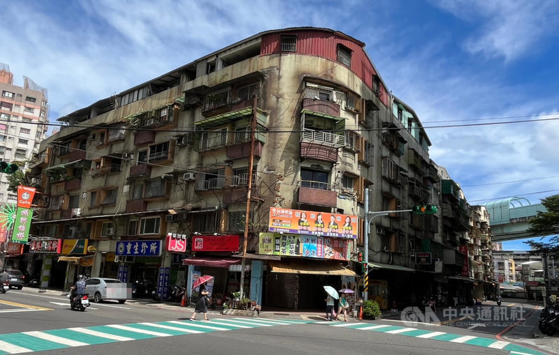 基隆市聯宏社區（圖）地下室張貼危險建物黃單，已逾8成住戶同意都更，市府都市發展處表示，將協助住戶鑑定建物是否為海砂屋，預計年底前完成，最快民國115年第4季確認都更實施者（建商）。中央社記者王朝鈺攝　114年9月18日