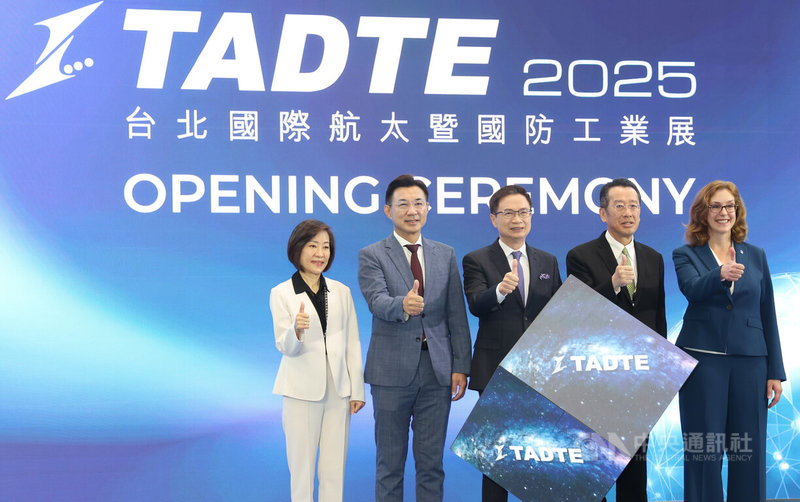 台北國際航太暨國防工業展(TADTE)18日在台北南港展覽館1館舉行,中華民國對外貿易發展協會董事長黃志芳(中)、立法院副院長江啟臣(左2)、國防部長顧立雄(右2)、經濟部政務次長江文若(左1)、美國在台協會(AIT)副處長梁凱雯(Karin Lang)(右1)等人出席開幕式比讚合影。中央社記者張新偉攝 114年9月18日