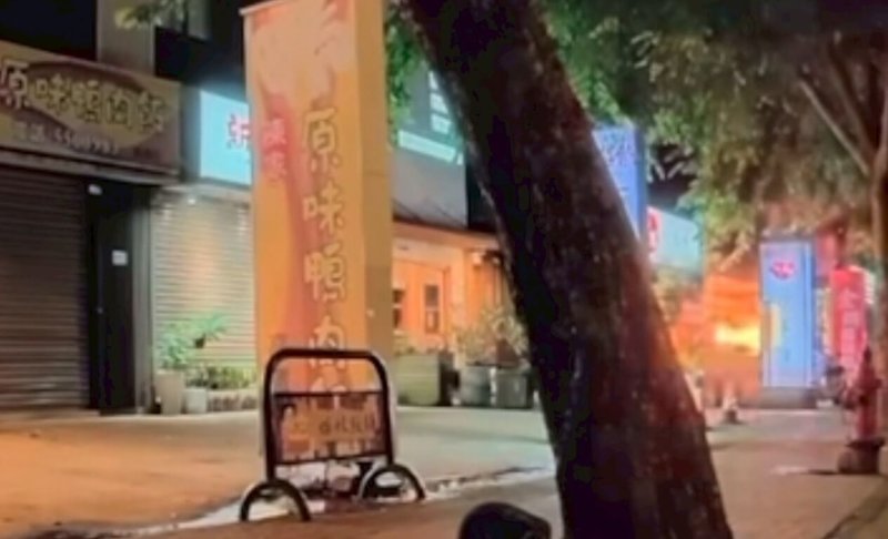 新竹縣消防局18日表示，新竹縣竹北市1家串燒酒場的黃姓員工17日在更換卡式爐瓦斯罐，疑因操作不慎氣爆，現場冒出火光，造成黃姓員工受傷，已送醫治療、無生命危險。（民眾提供）中央社記者郭宣彣傳真 114年9月18日