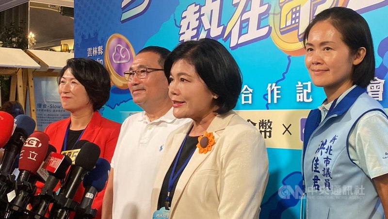 新北市長侯友宜（左2）與台東縣長饒慶鈴（左）、雲林縣長張麗善（右2）18日出席城市幣跨域合作記者會，會後一同接受聯訪。中央社記者黃旭昇新北市攝　114年9月18日