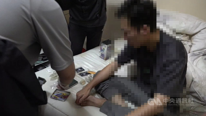 台中張姓男子（圖）以自家經營早餐店為據點，調配毒品依托咪酯原料與甘油，製成喪屍煙彈對外販售，警方今年6月間循線查獲，並查扣毒品等證物送辦。（翻攝照片）中央社記者蘇木春傳真　114年9月18日