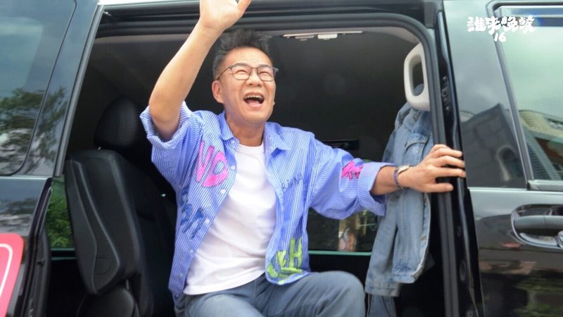藝人沈玉琳(圖)罹患白血病(俗稱血癌),目前正積極抗癌;發病前他隨節目「誰來晚餐」到雲林台西拜訪務農的柏賢一家,一下車就逗得一家人哈哈大笑。(公視提供)中央社記者洪素津傳真 114年9月18日