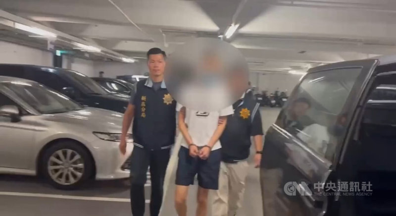 新北市新店區日前有一名男子受傷倒臥路邊，警方追查發現，疑因毒品糾紛，男子遭6人持球棒攻擊、逼簽百萬本票後丟包。警方17日拘提6嫌到案，訊後依殺人未遂、恐嚇取財等罪嫌送辦。（翻攝畫面）中央社記者曹亞沿傳真　114年9月18日
