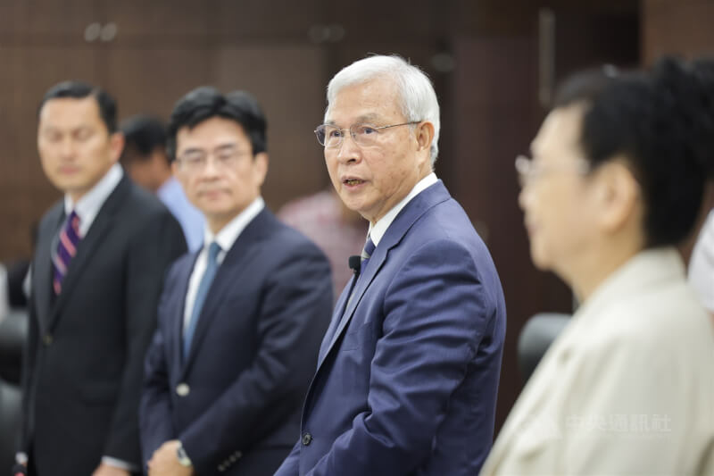 中央銀行18日舉行理監事會,央行總裁楊金龍(中右)會後主持記者會說明會議結果,決議利率連6凍,房市管制不鬆綁。中央社記者裴禛攝 114年9月18日