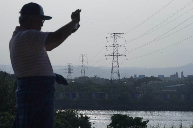 圖為北市北投區眺望社子島高壓電塔。（中央社檔案照片）