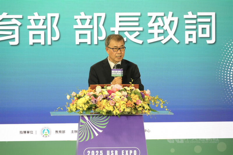 教育部長鄭英耀。（中央社檔案照片）
