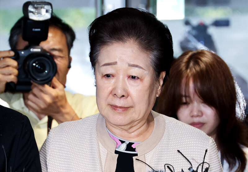 韓國「世界和平統一家庭聯合會」（統一教）會長韓鶴子17日現身獨立檢察組辦公室，就她涉嫌賄賂前總統尹錫悅妻子金建希一案接受訊問。（韓聯社）