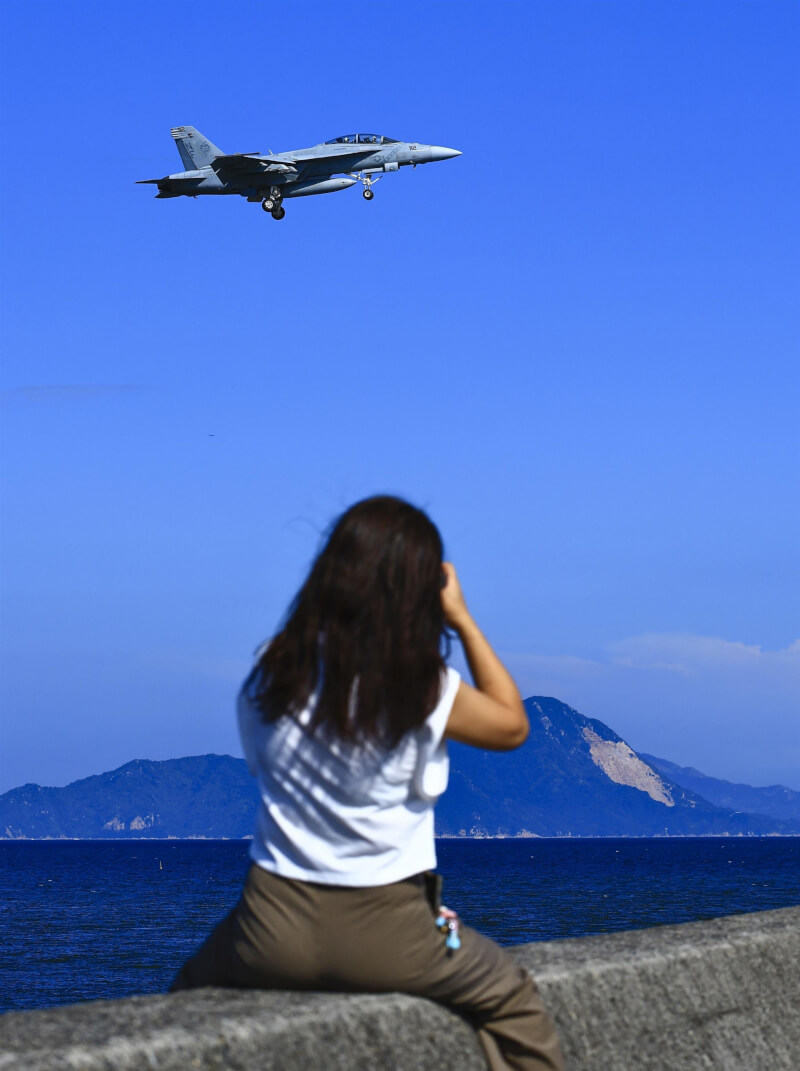 美軍航空母艦艦載機17日在日本山口縣岩國市的美軍岩國基地執行「陸地模擬航空母艦甲板起降訓練」。（共同社）