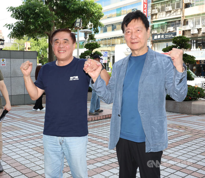 國民黨主席10月18日改選，9月15日至19日辦理領表登記作業。前台北市長郝龍斌（左）18日由前中廣董事長趙少康（右）陪同，前往中央黨部辦理領表作業，２人攜手合影。中央社記者謝佳璋攝  114年9月18日