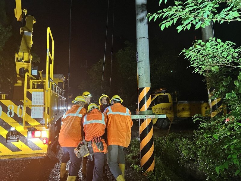 金門縣金寧鄉伯玉路二段一帶18日晚間近11時因樹木碰觸高壓線路導致545戶停電，台電金門區營業處獲報後派員搶修，19日凌晨全數復電。（台電金門區營業處提供）中央社記者吳玟嶸傳真　114年9月19日