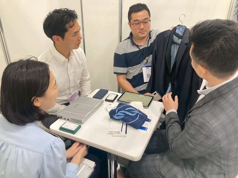 日本2025循環經濟展吸引逾500家企業參與，台灣館一亮相便獲得國際高度關注，其中伸仁紡織以回收漁網打造高性能布料與西裝，與日本企業一對一媒合。（海委會提供）中央社記者洪學廣傳真  114年9月19日