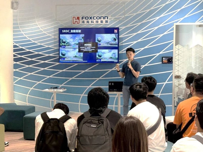 高雄市青年局與鴻海科技集團首度攜手合作，邀請高雄師範大學師生走入鴻海軟體研發中心，除能近距離觀摩世界級企業的運作模式與前沿技術，更可深刻理解產業脈動與人才需求。（高雄市青年局提供）中央社記者林巧璉傳真  114年9月19日